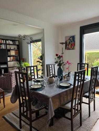 une salle à manger avec une table avec des chaises et un buffet dans l'établissement Belle maison familiale avec parking, à Épron