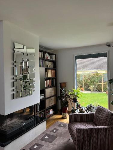 un salon avec une cheminée et un canapé dans l'établissement Belle maison familiale avec parking, à Épron