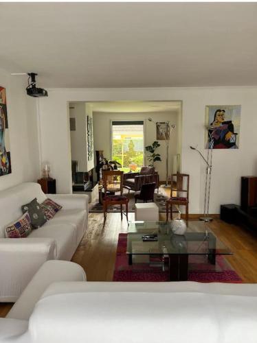 un salon avec un canapé blanc et une table dans l'établissement Belle maison familiale avec parking, à Épron