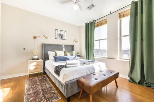 sypialnia z dużym łóżkiem z zielonymi zasłonami w obiekcie DT Loft close to Mercer Univ w mieście Macon