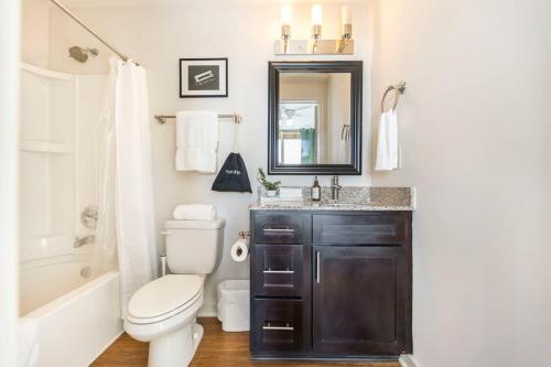 W łazience znajduje się toaleta, umywalka i lustro. w obiekcie DT Loft close to Mercer Univ w mieście Macon