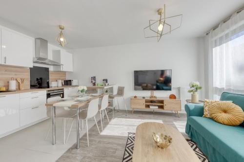 un salon avec un canapé bleu et une cuisine dans l'établissement Massy Harmonia - 44m2 Cozy, Parking, à Massy