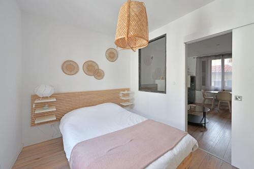 une chambre blanche avec un lit et un miroir dans l'établissement Appart LeNA - Proche Théatres et Place des corps saints - Wi-Fi, à Avignon