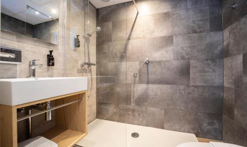 a bathroom with a sink and a shower at Fletcher Hotel Restaurant Doorwerth - Arnhem in Doorwerth