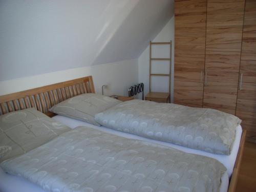 twee bedden naast elkaar in een slaapkamer bij Obst- Und Ferienhof Marschall in Wasserburg