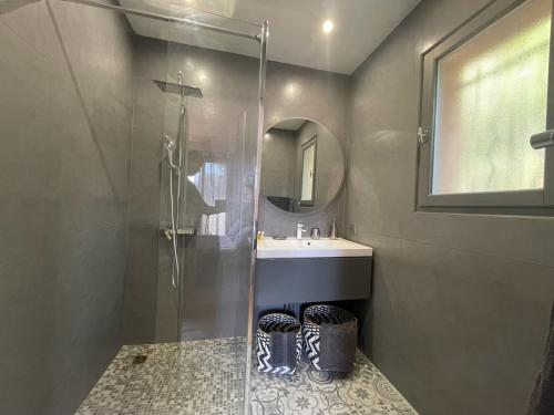 bagno con doccia, lavandino e specchio di Carolienne a Vallauris