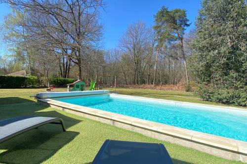 une piscine au milieu d'une cour dans l'établissement Maison calme proche Périgueux et piscine chauffée, à Agonac