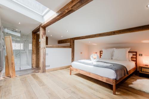 1 dormitorio con 1 cama grande y ducha de cristal en Chalet Kieppi - View off Mont-Blanc range, en Les Houches