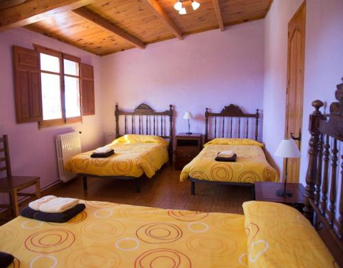 a bedroom with two beds in a room at Cal Jep Costa in Saldés