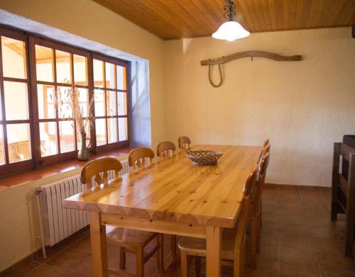 jadalnia z drewnianym stołem i krzesłami w obiekcie Cal Jep Costa w mieście Saldés