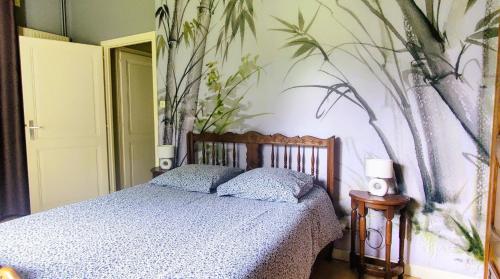 - une chambre avec un lit orné d'une peinture murale dans l'établissement Nature, espace et confort, 