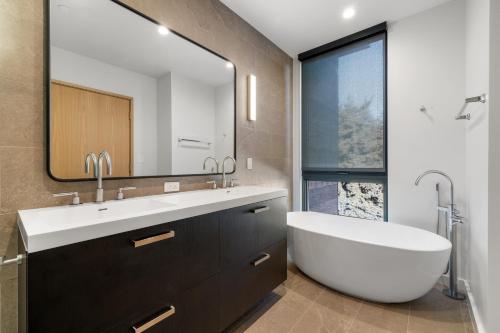 Bilik mandi di The Glenwood by Jackson Vacations