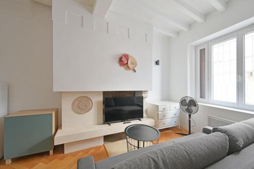 un salon avec un canapé et une télévision dans l'établissement Studio Marie - Proche Théatres et Place des corps saints - WIFI, à Avignon