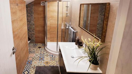 Ένα μπάνιο στο VILLA ALTUS near Ericeira with swimming pool, jacuzzi and 2 games room