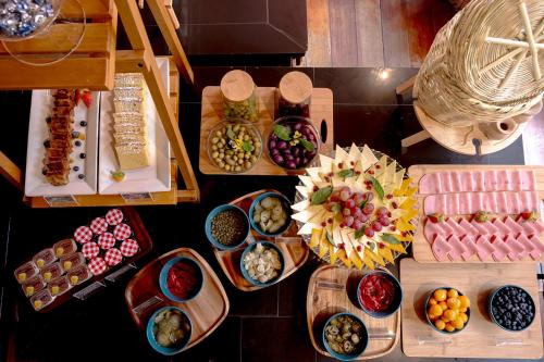 una mesa cubierta con muchos tipos diferentes de comida en Union Hotel Cusco en Cusco