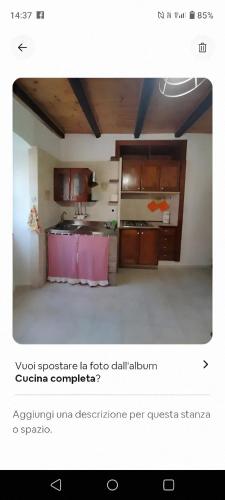 een kamer met een keuken met een aanrecht bij Casa Emma in Cremolino