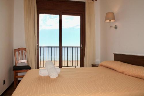 Postel nebo postele na pokoji v ubytování Apartamento con vista frontal al mar en Pals 316