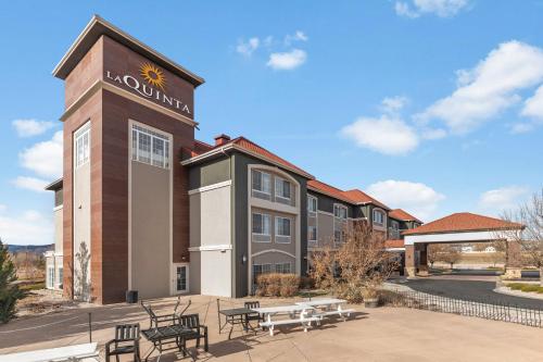 un edificio con una señal de sol encima en La Quinta Inn & Suites by Wyndham Loveland Estes Park, en Loveland