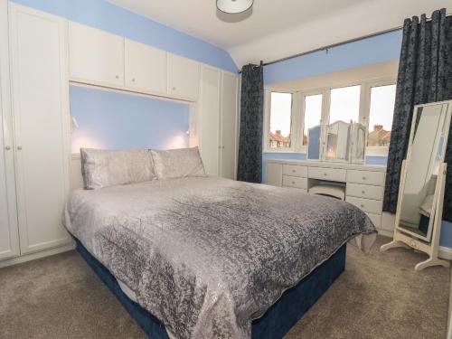 sypialnia z łóżkiem, biurkiem i oknem w obiekcie Lambs Fold w mieście Malton
