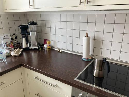eine Küchentheke mit Kaffeemaschine und Spüle in der Unterkunft Zimmer in WG in Fürstenfeldbruck