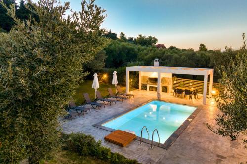 an overhead view of a swimming pool in a backyard at Valeria Private Villa in Planos