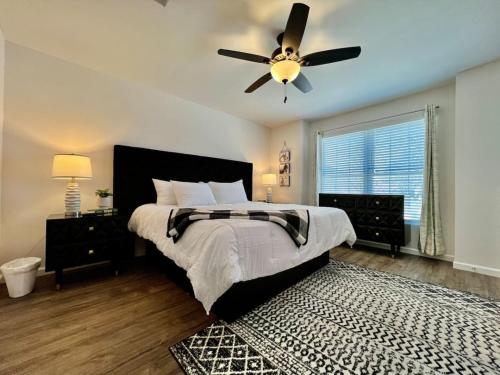 - une chambre avec un lit et un ventilateur de plafond dans l'établissement Pearl of a home, central Batesville, IN -New build, à Batesville