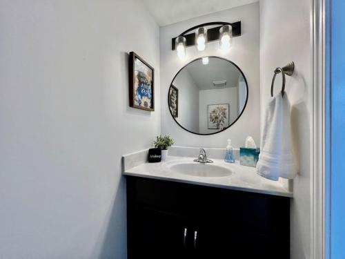 ein Bad mit einem Waschbecken und einem Spiegel in der Unterkunft Pearl of a home, central Batesville, IN -New build in Batesville