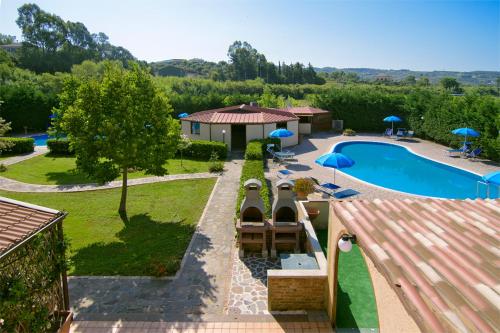 - une vue aérienne sur la piscine dans la cour dans l'établissement Le Acacie, à Castellammare di Velia