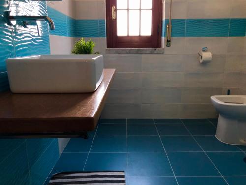 ein Bad mit einem Waschbecken und einem WC in der Unterkunft B&b Pompei Window in Pompei
