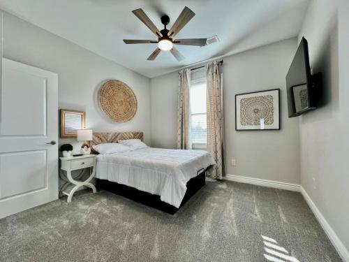 En eller flere senge i et værelse på Luxury Home Incredible master suite Liberty Twp OH
