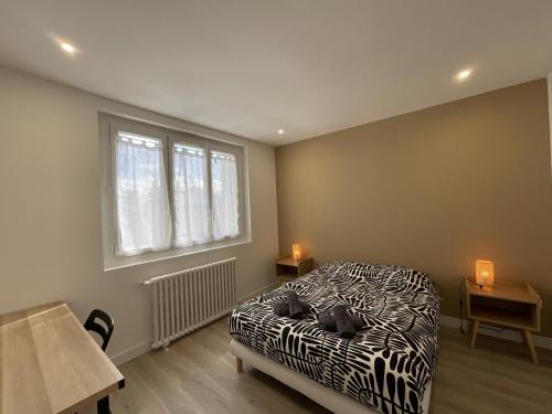 - une chambre avec un lit à motifs zébrés et une fenêtre dans l'établissement Le Bener - Proche Centre - 6 pers, à Yvré-lʼÉvêque