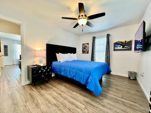 1 dormitorio con 1 cama azul y ventilador de techo en Cozy Pearl in Batesville, IN - A en Batesville