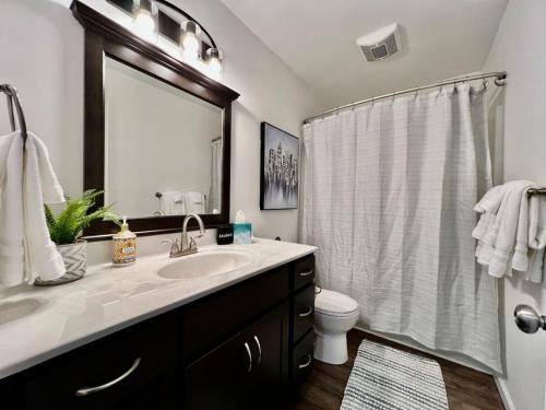 een badkamer met een wastafel, een toilet en een douche bij Cozy Pearl in Batesville, IN - A in Batesville