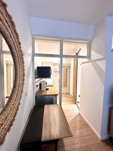Cette petite chambre comprend une table et un miroir. dans l'établissement Rue Droite - Studio cosy au coeur du Vieux-Nice, à Nice