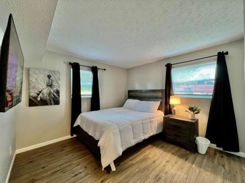 ein Schlafzimmer mit einem großen Bett und einem Fenster in der Unterkunft 1510 B is a great 2 bedroom stay in Middletown
