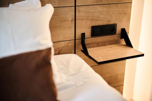 um quarto com uma cama com uma mesa de cabeceira ao lado em Le Mont Rigi em Waimes