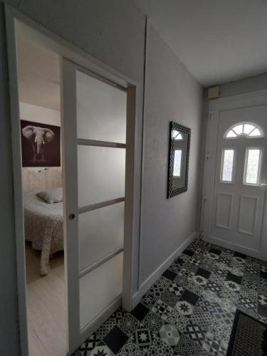 eine Tür, die in ein Zimmer mit einem Schlafzimmer führt in der Unterkunft Chambre d hôte des Abers in Lannilis