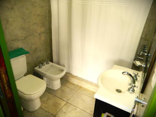 a bathroom with a toilet and a sink at Cabañas El Origen in Colón