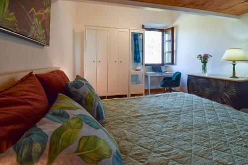 a bedroom with a bed and a desk in a room at Duca House in San Giovanni