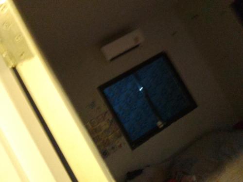love في Ban Tao Pun: غرفة مع نافذة في زاوية غرفة