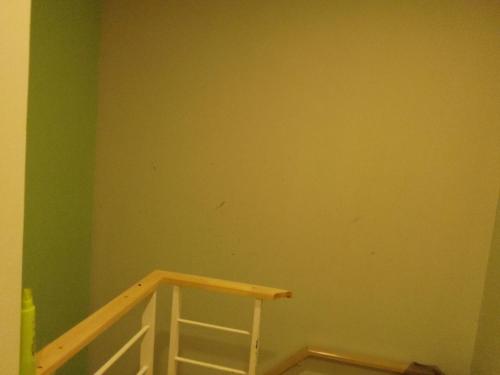 love في Ban Tao Pun: غرفة بجدار أخضر وسلم خشبي