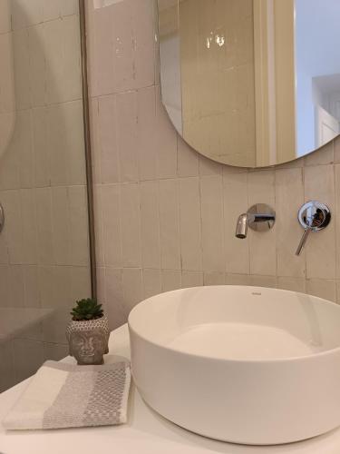 Ένα μπάνιο στο MUSES LUXURY SUITES