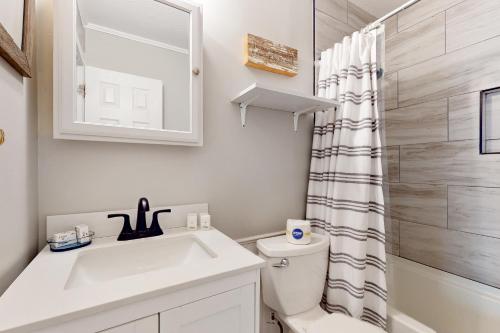 een badkamer met een wastafel, een toilet en een spiegel bij Dunes Villas D4 in Hilton Head Island
