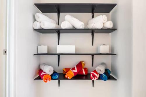 un montón de toallas en estanterías en un armario en Encanto house with king bed, en Isabela