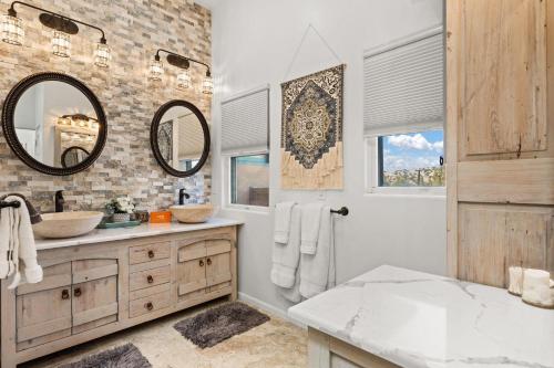 La salle de bains est pourvue de 2 lavabos et de 2 miroirs. dans l'établissement Chamisa, à Santa Fe