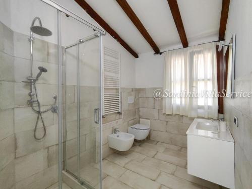 uma casa de banho com um chuveiro, um WC e um lavatório. em Villa Lilium em Cannigione