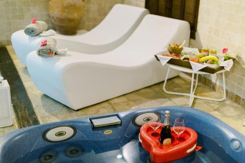 een badkamer met een blauwe wastafel en een witte bank bij EcoResort Il Cantico della Natura in Magione