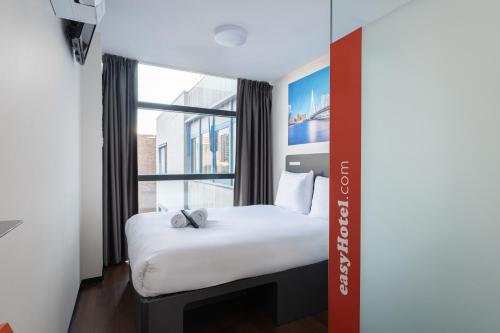 una camera d'albergo con letto e finestra di easyHotel Rotterdam City Centre a Rotterdam