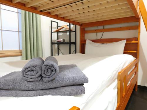 En eller flere senge i et værelse på peter hotel akihabara