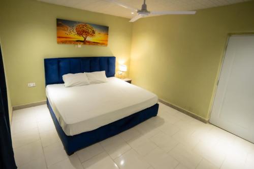 1 dormitorio con 1 cama y una pintura en la pared en Furnished 1 Bedroom Apartment in Accra, en Accra